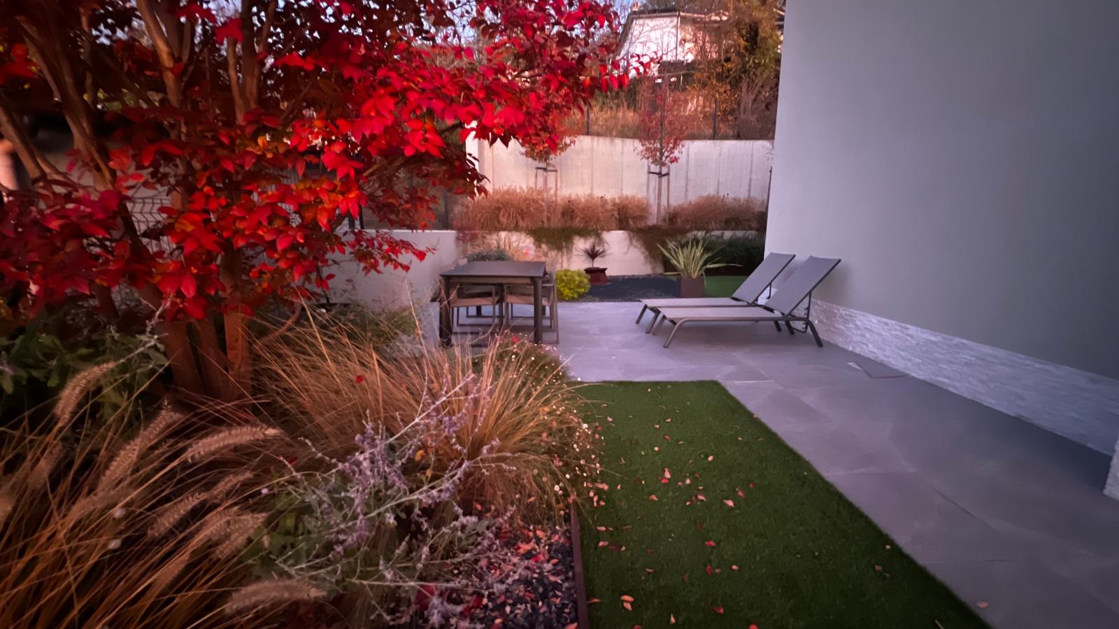 L'esterno di casa di design in autunno