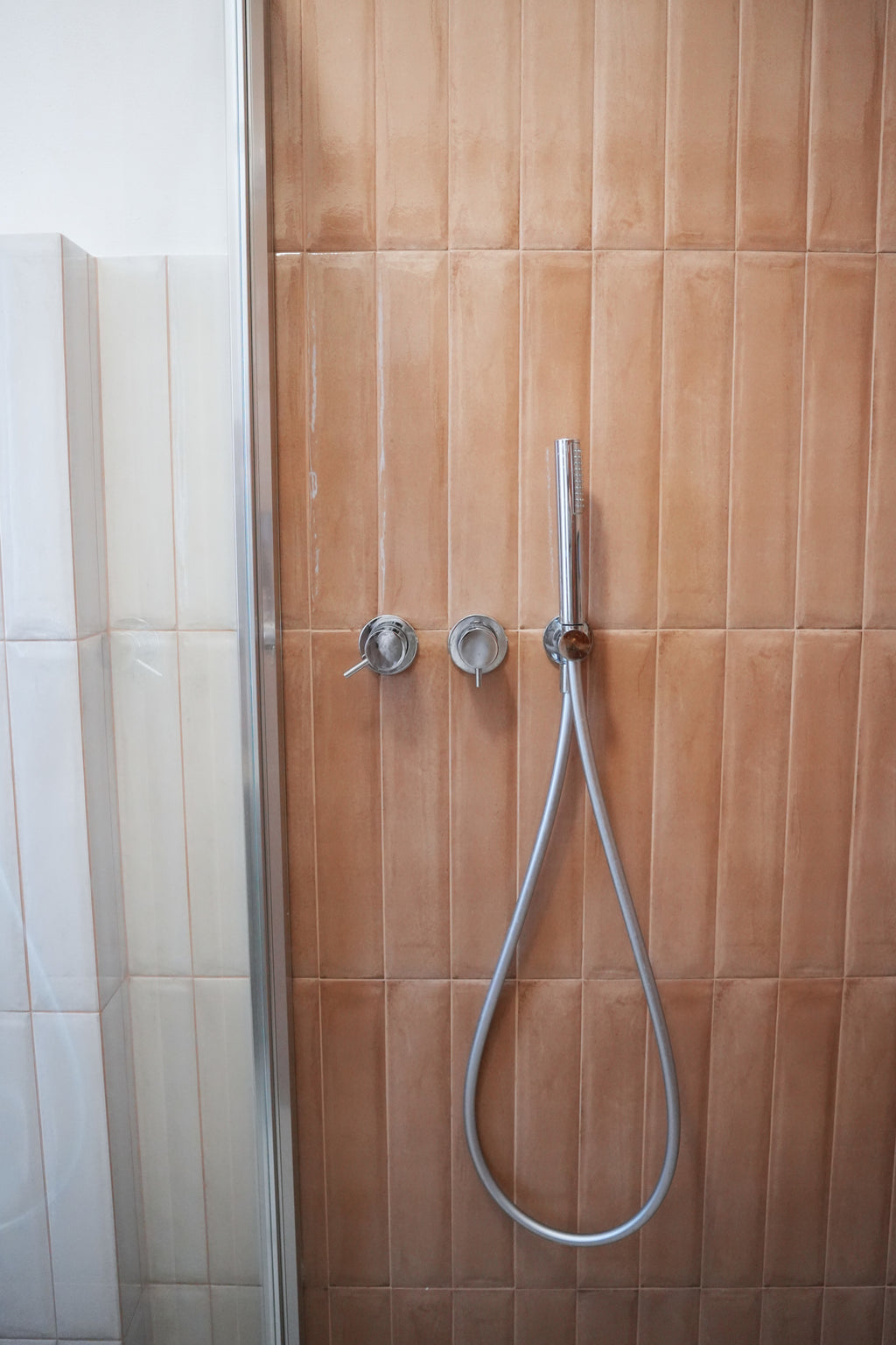 Materiali moderni e resistenti per rivestimento bagni