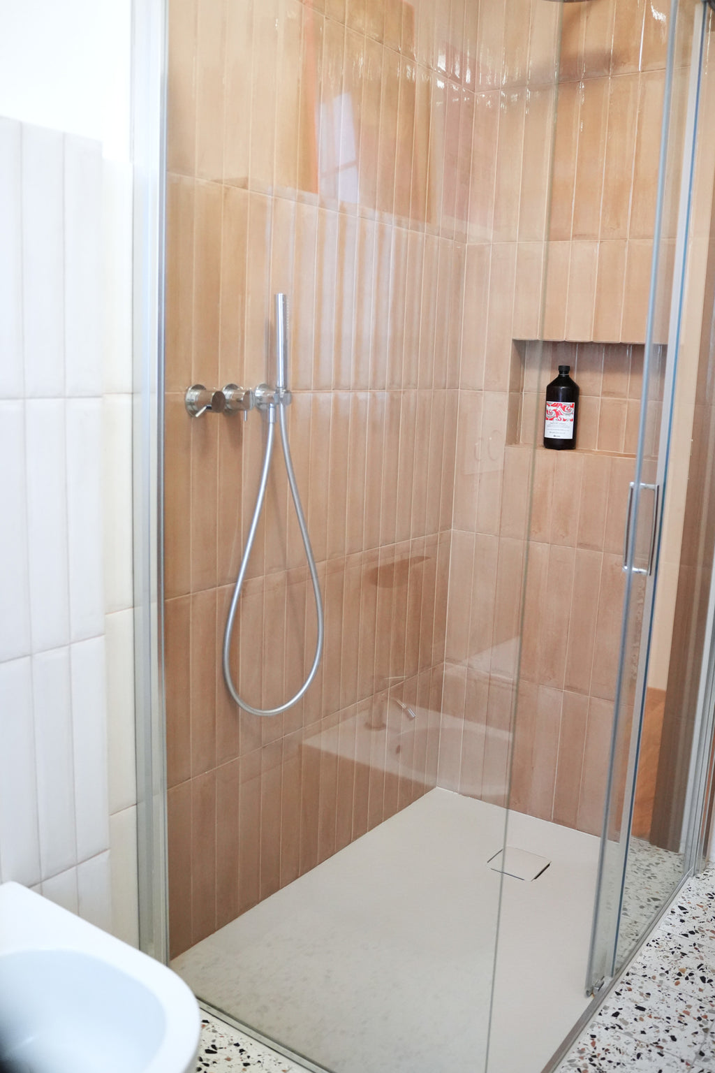 Materiali moderni e resistenti per rivestimento bagni in case di design