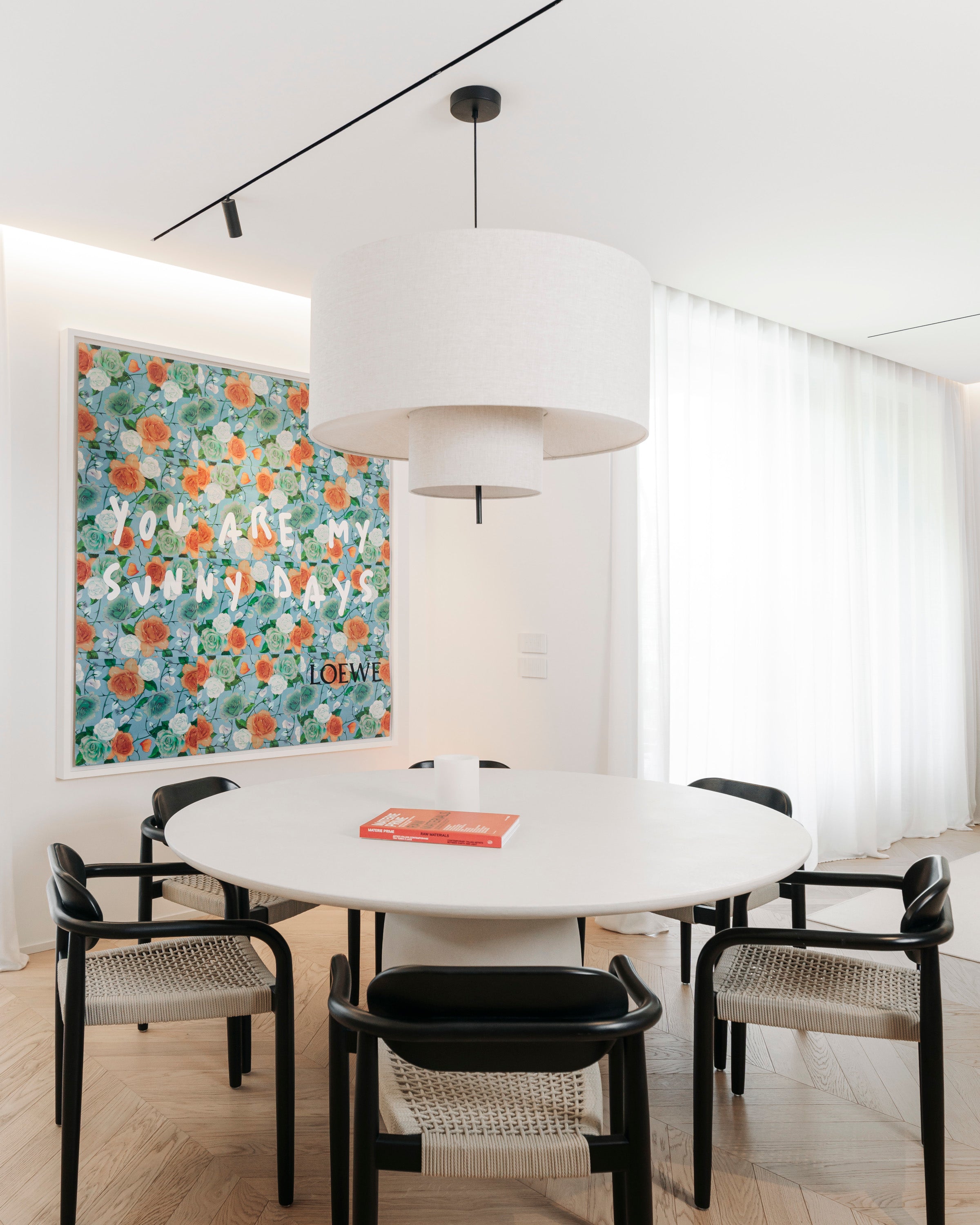 Arredo sala da pranzo moderna e luminosa