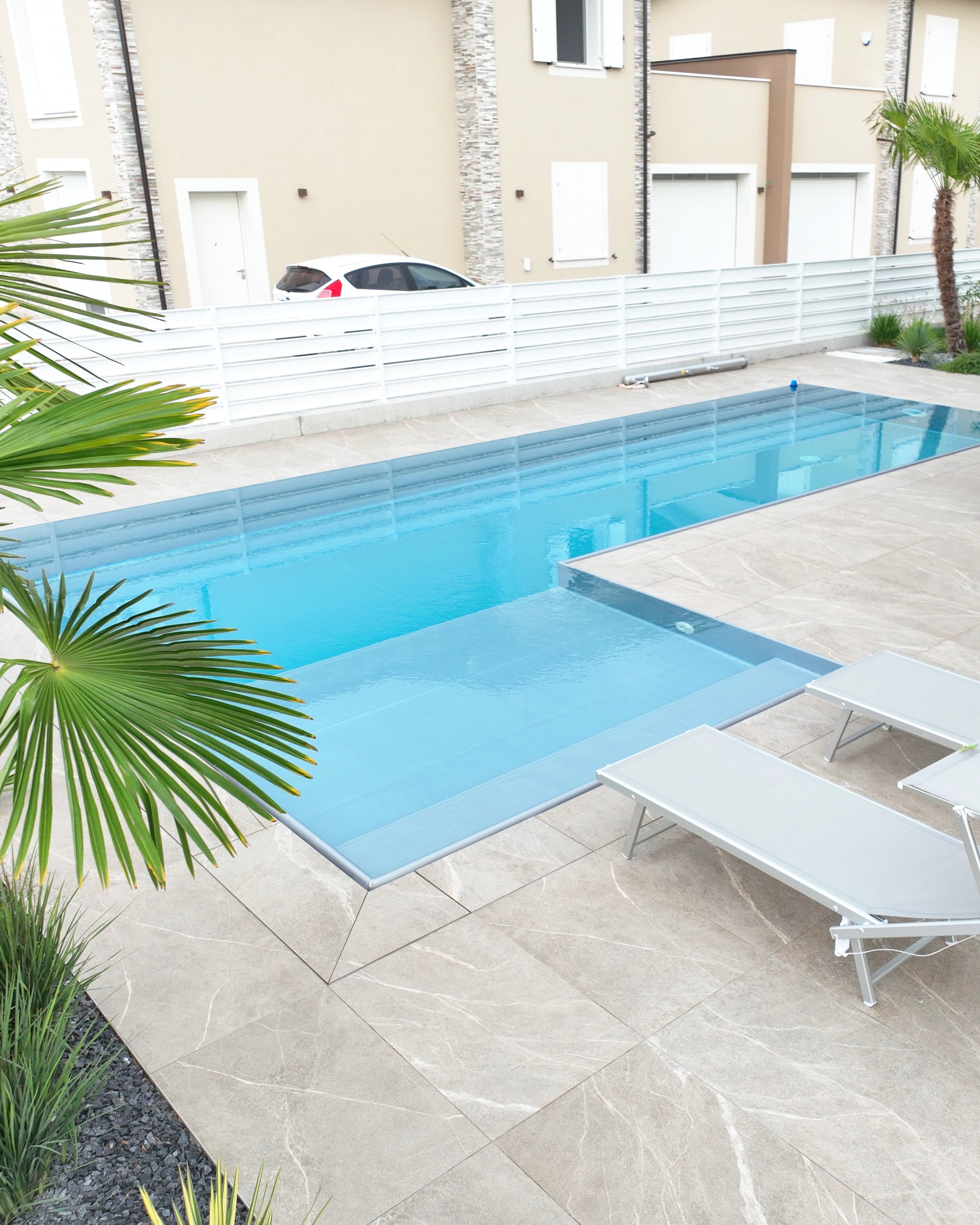 Piscina a sfioro a forma di L 