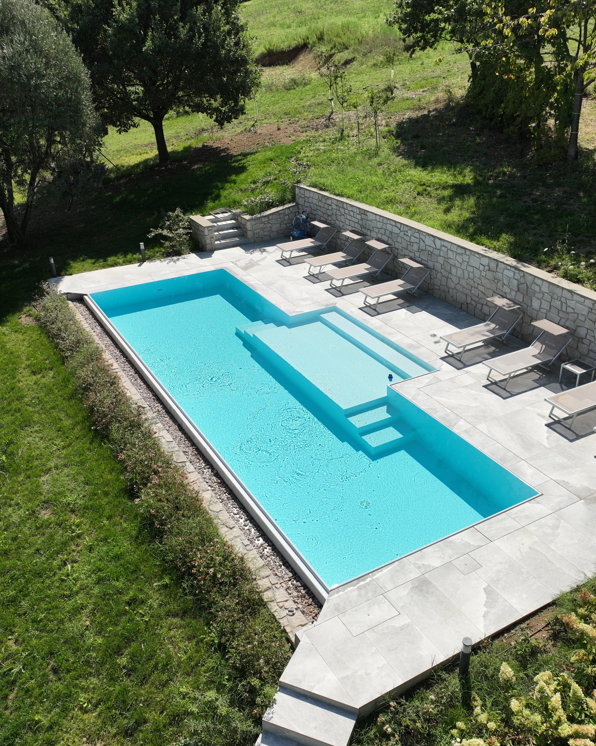 Piscina a sfioro agriturismo
