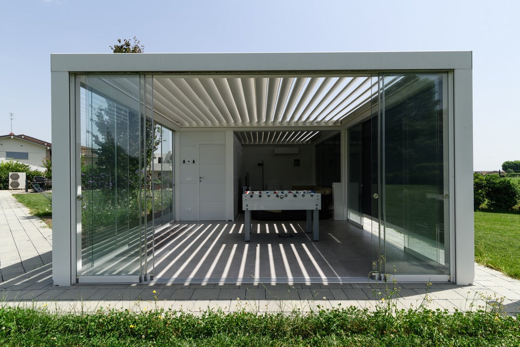 Ampliare gli spazi esterni con pergole bio climatiche chiuse e coperte